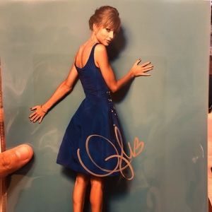 Taylor swift signed with COA 🖊